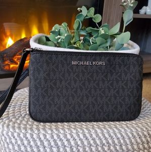 NWOT Authentic Michael kors wristlet